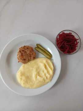 Holandský řízek, bramborová kaše, červená řepa
