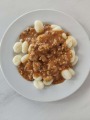 Gnocchi s rajčatovou omáčkou a krůtím masem