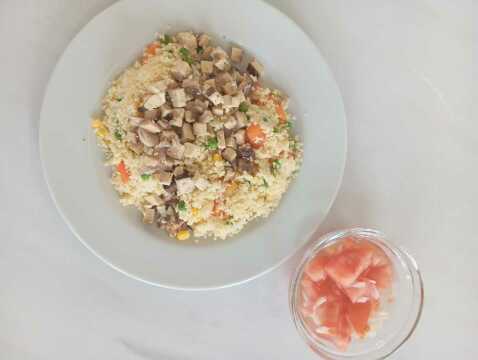 Kuskusové rizoto s uzeným tofu, rajčatový salát