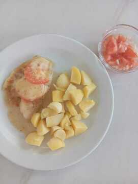 Tilapia se sýrem a rajčaty, vařené brambory, rajčatový salát