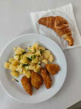 Rybí stripsy, vařené brambory s pažitkou, máslový croissant