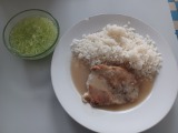 Přírodní vepřový plátek s rýží a okurkovým salátem