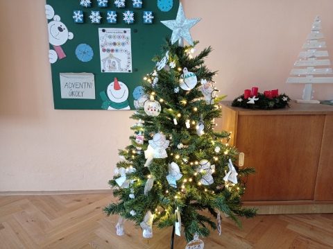 Třídní vánoční stromeček a adventní kalendář
