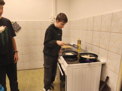 Příprava placek.